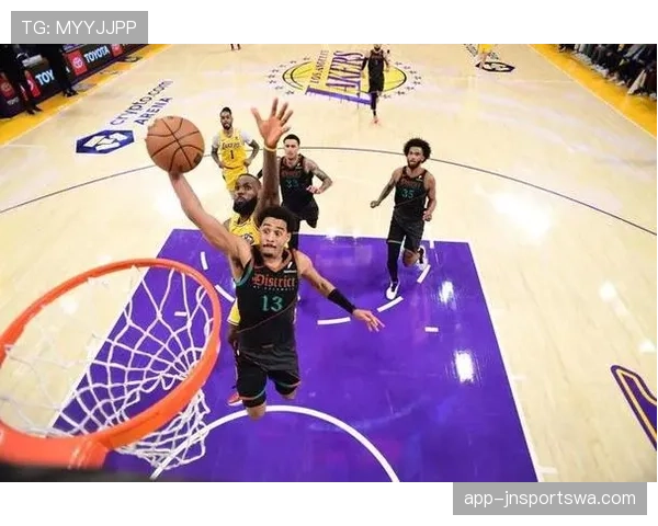 库兹马篮下强攻提升效率，助湖人拉开对阵快船分差