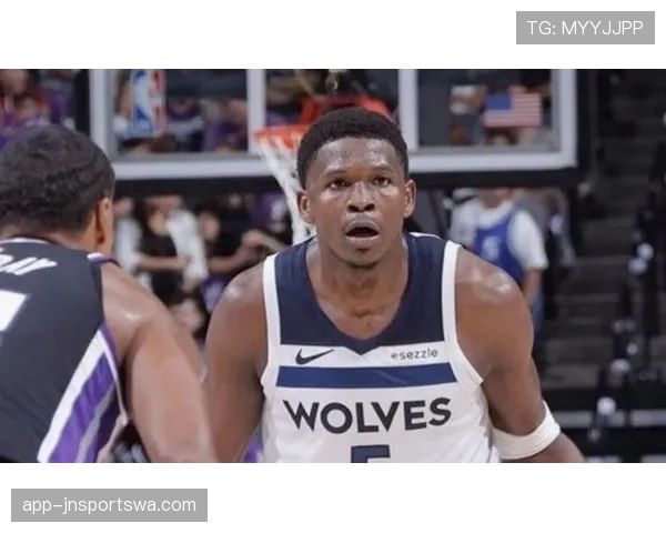 爱德华兹突破准星提升显著，关键时刻得分拉开队内差距